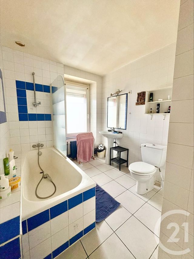 maison à vendre - 5 pièces - 164.0 m2 - ST JULIEN DE VOUVANTES - 44 - PAYS-DE-LOIRE - Century 21 Iméo